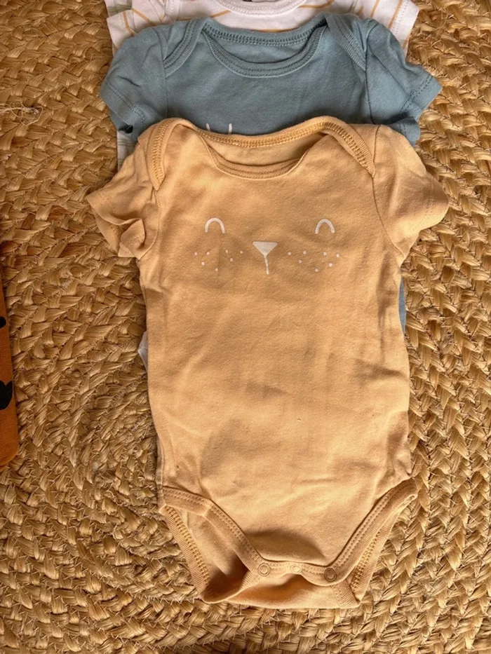 Lot de bodies et pyjamas - 3 mois - excellent état - photo numéro 11