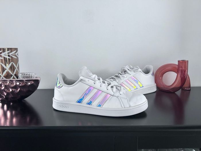 Adidas sneakers blanches – Pointure 38 2/3 – Très bon état – Détails irisés