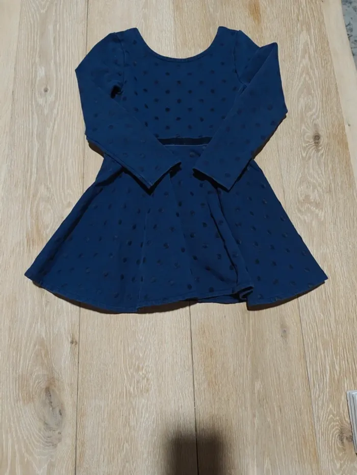 Très jolie robe à pois bleue foncé Okaïdi