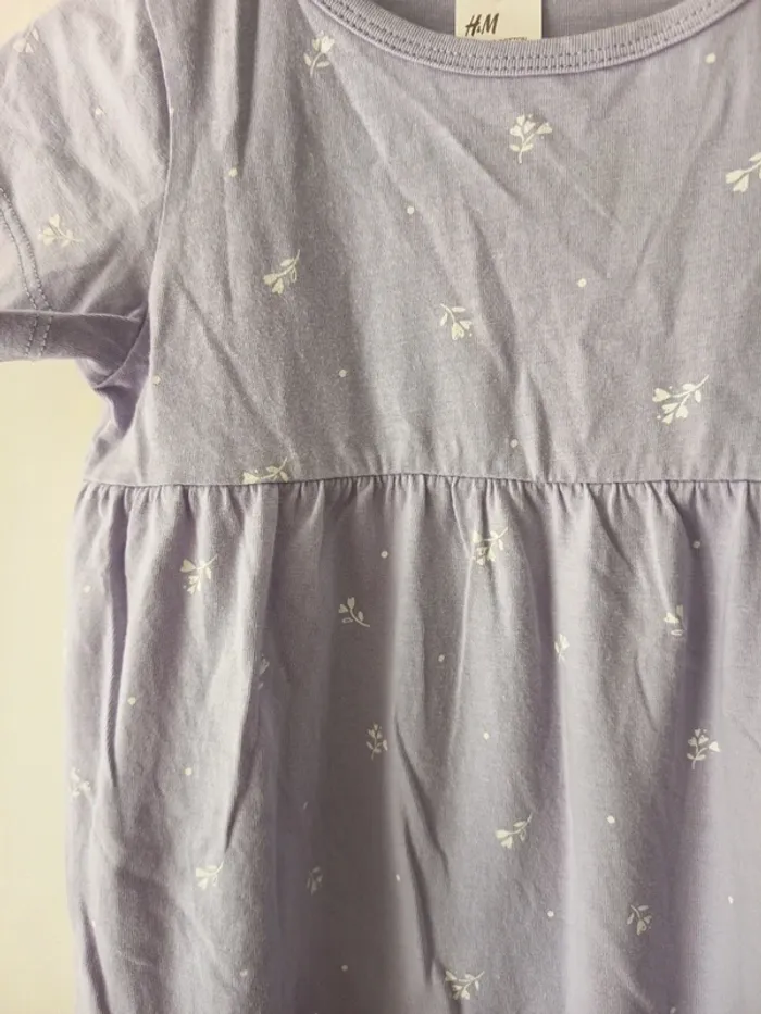 Barboteuse / combinaison courte , motif petite fleurs blanches - photo numéro 2