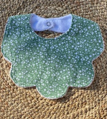 Bavoir fleur vert blanc