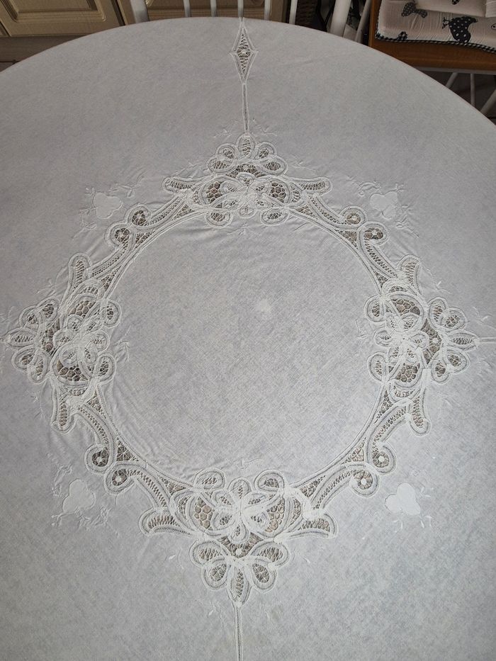 Ancienne nappe ronde en dentelle de Luxeuil brodée main - photo numéro 6
