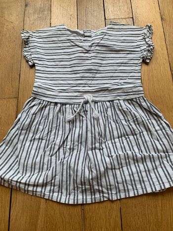 Robe rayée blanche et grise t.5ans