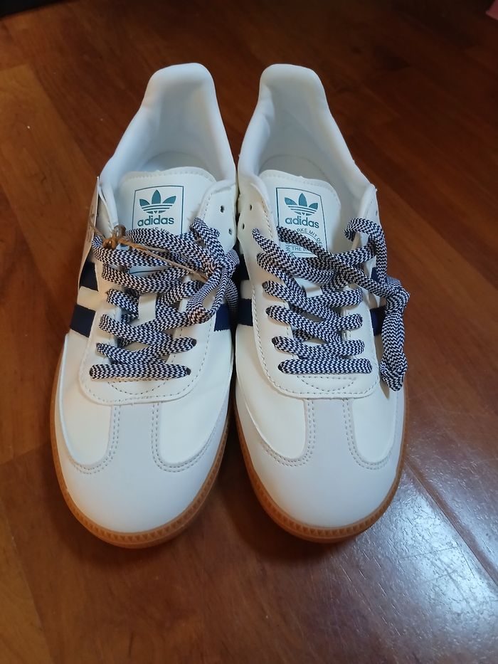 Paire de baskets Adidas samba bleu/blanc neuves T40 neuves sans boite - photo numéro 2