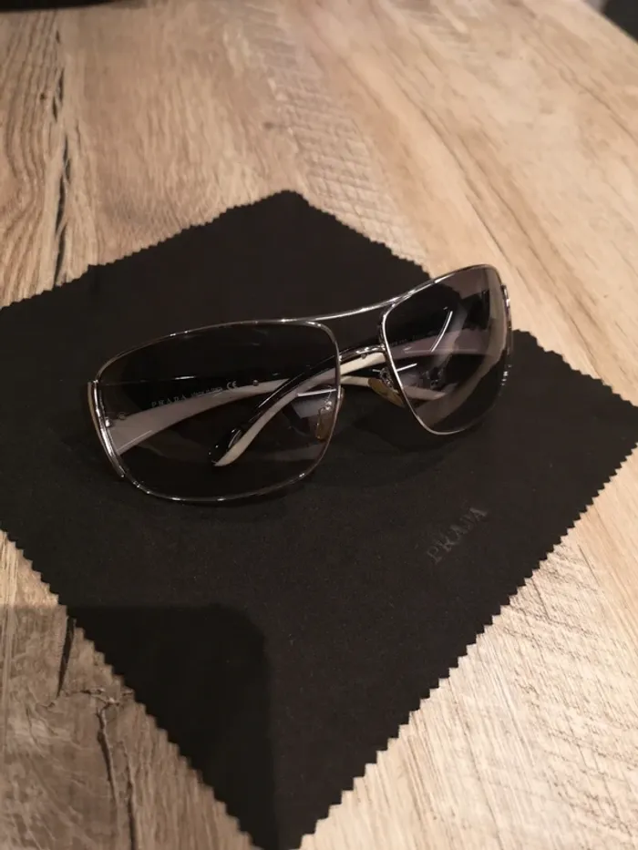 Lunette Prada argenté et branche noir et blanche