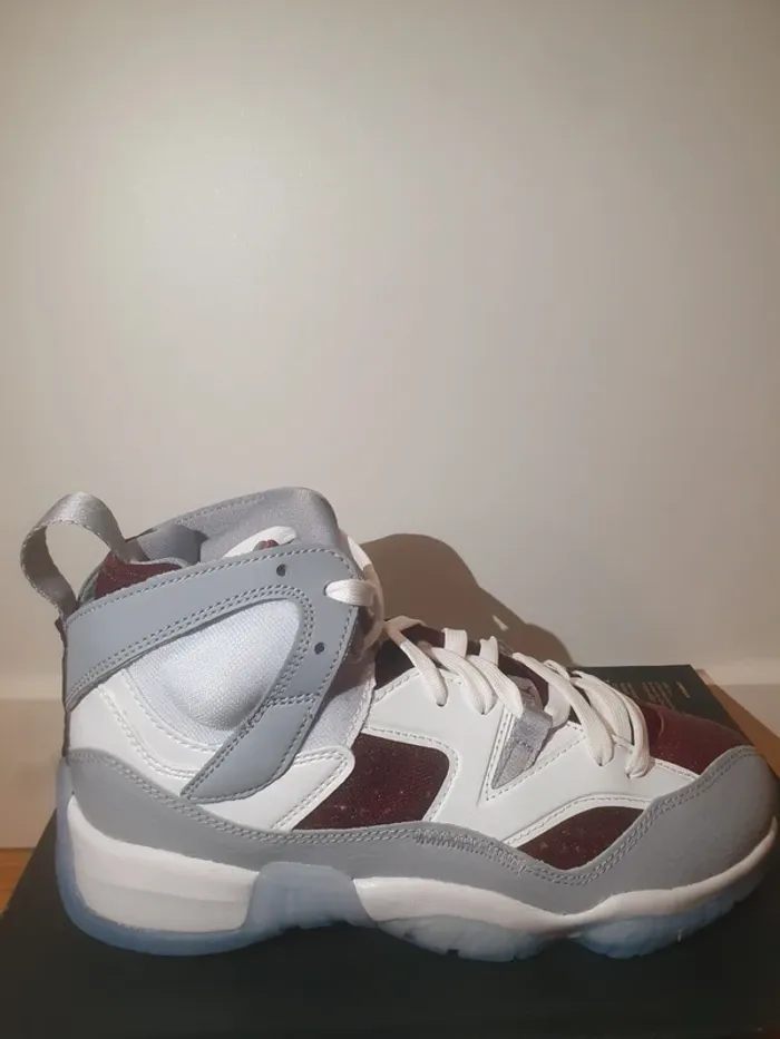 Nike Jordan (38.5)