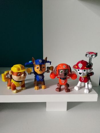 4 figurines d'action