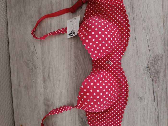 Soutien-gorge 90A à pois rouge Agnès B

Neuf avec étiquette 

Idéal pour une jeune fille - photo numéro 2