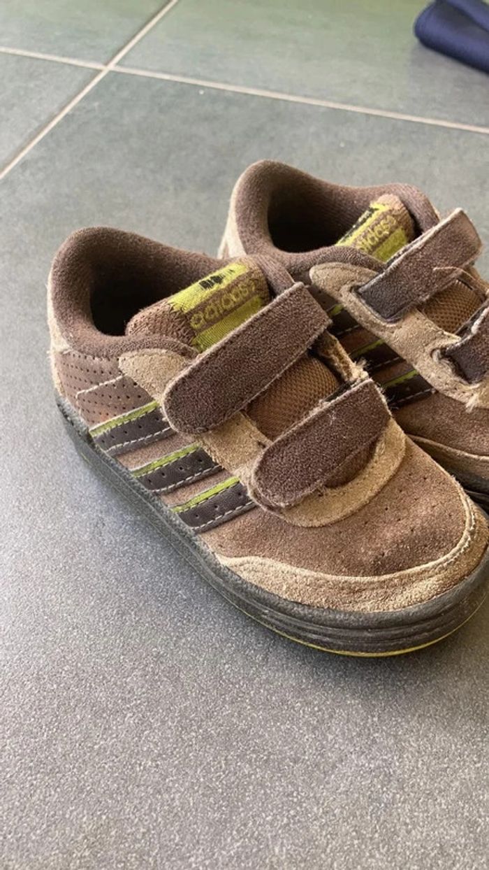 Basket Adidas à scratch taille 22