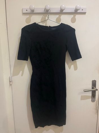 Robe longue noir avec des fleurs en velours manches courtes french connection taille S/36