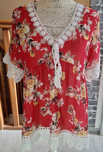 Blouse transparente rouge fleurie avec dentelle