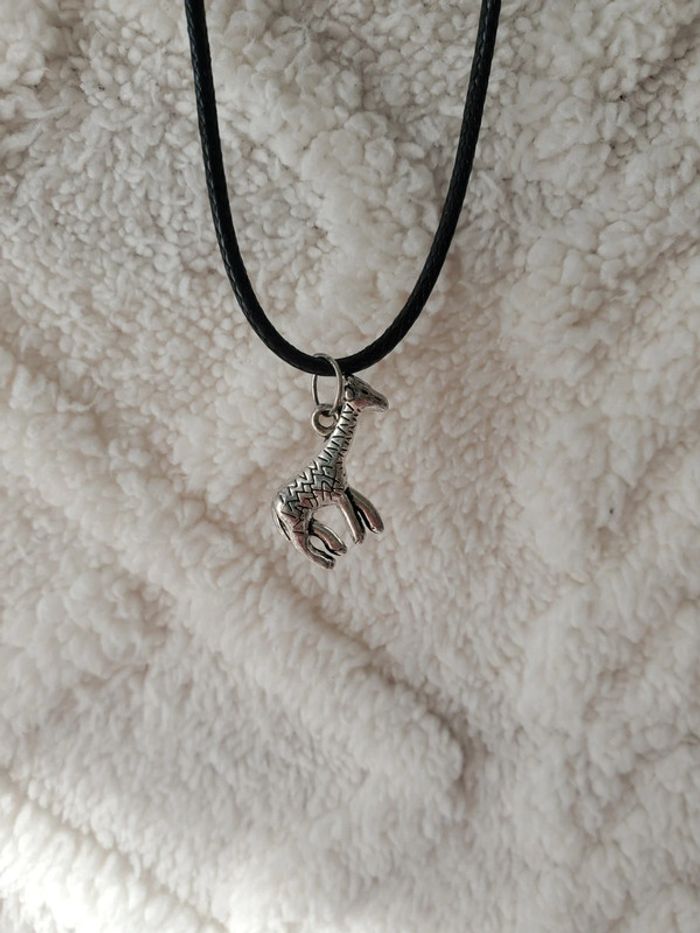Collier avec un pendentif en forme de girafe