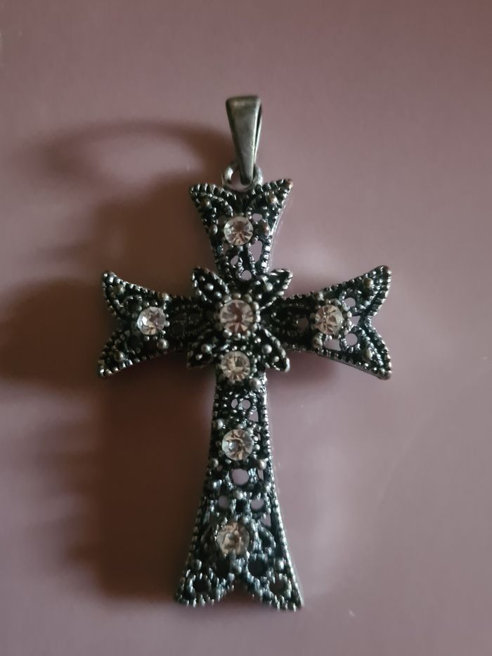 Pendentif. Croix argenté. 5 x 3.5 cm. - photo numéro 2