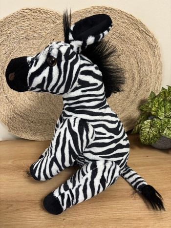 Doudou zèbre noir blanc assis wild republic 