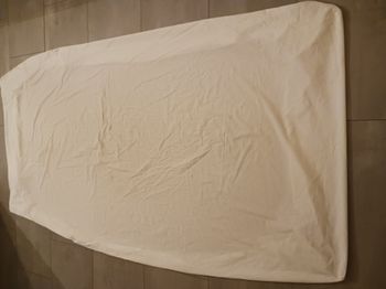 drap housse blanc pour lit 1 personne (2 petits trous)