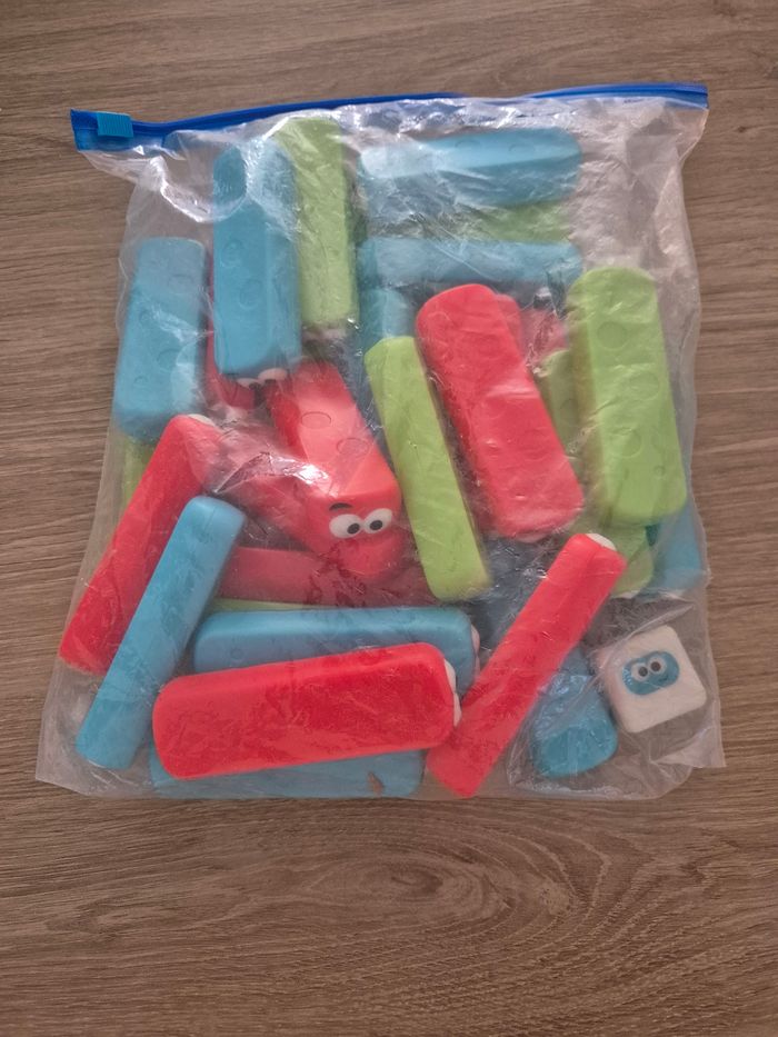 Jeu asticots à empiler