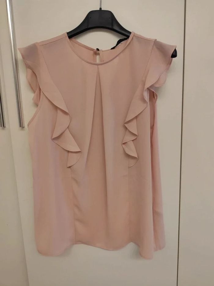 Blouse rose poudré à volants sur les épaules – Élégante - photo numéro 2