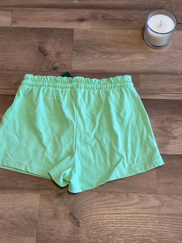 Je vend un short fille taille 4 ans neuf - photo numéro 2