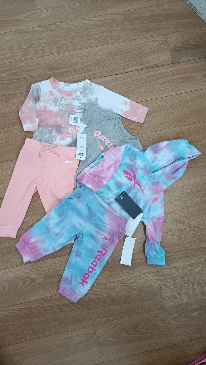 Ensemble jogging+ pull d'hiver bébé fille Reebok lot de deux ensembles  5 pièces - photo numéro 4