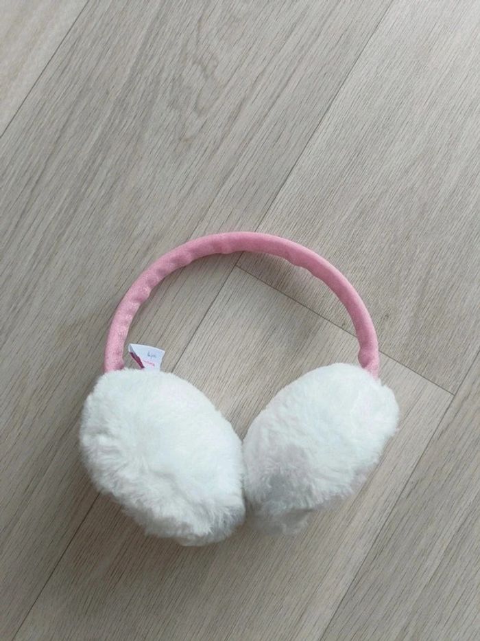 Cache oreille. enfant fille lol surprise
