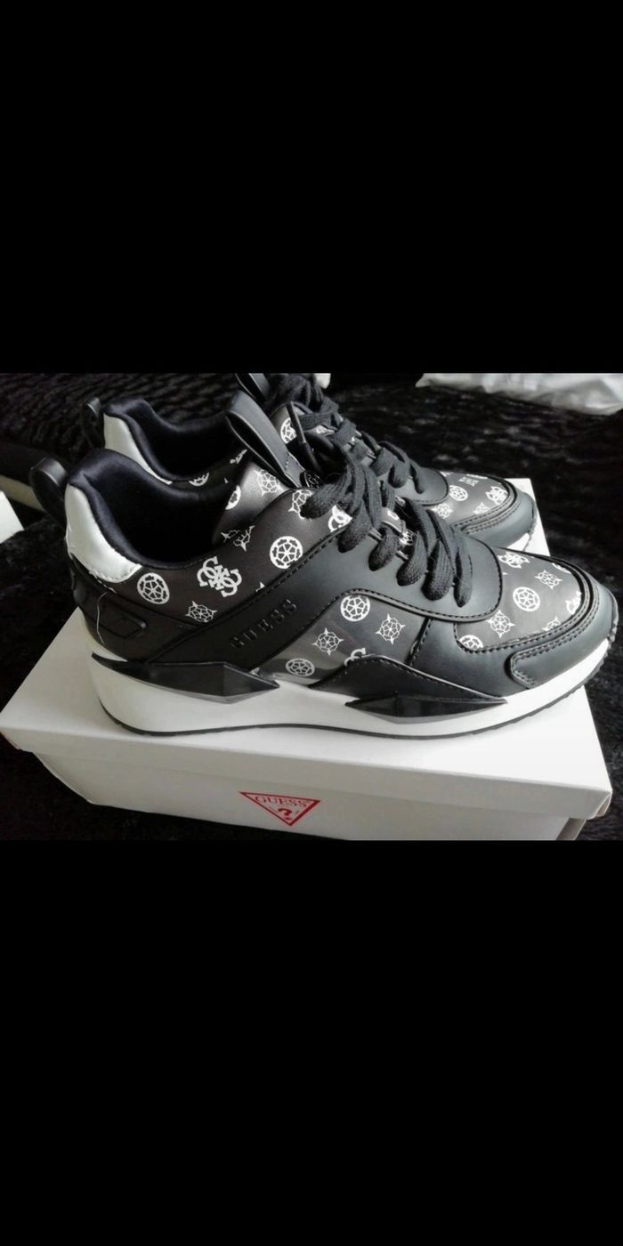 Très jolie Baskets GUESS AUTHENTIQUE noire & blanches