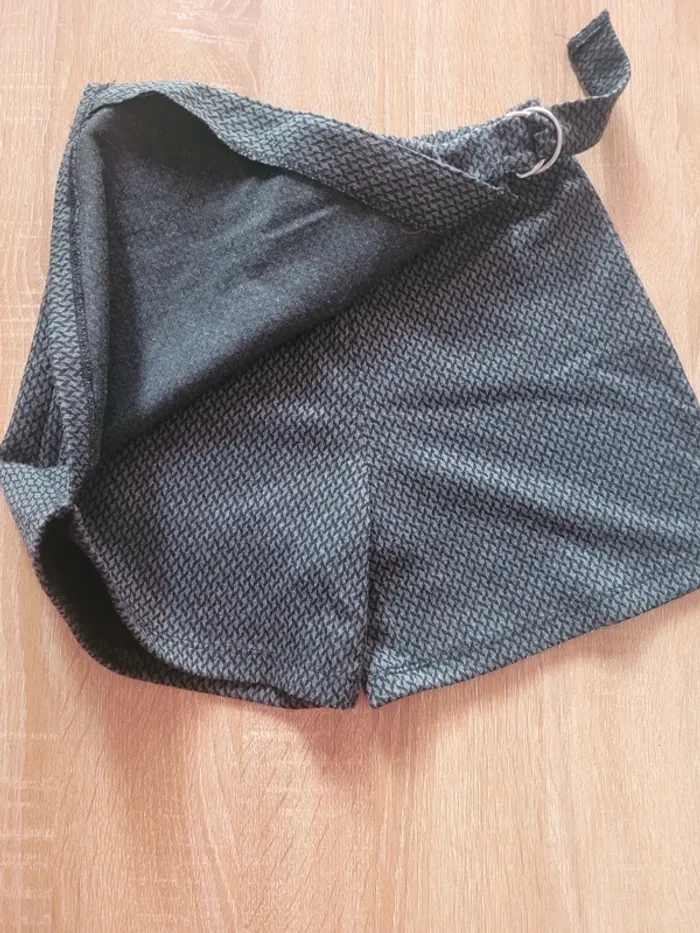 Jupe culotte 8 ans Très bon etat - photo numéro 2