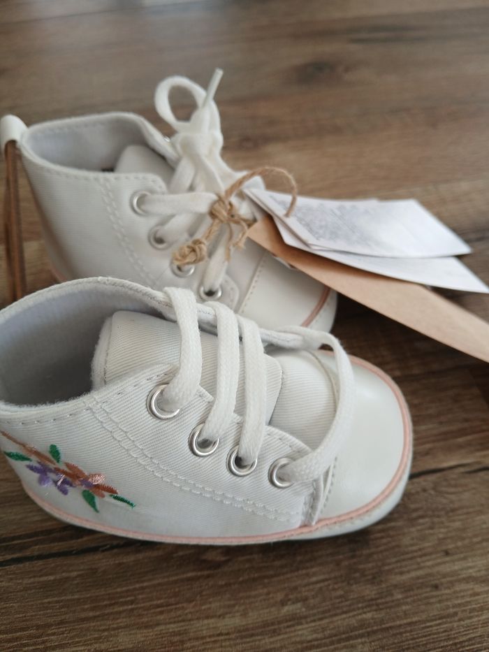 Chaussures 3/6mois neuves - photo numéro 2