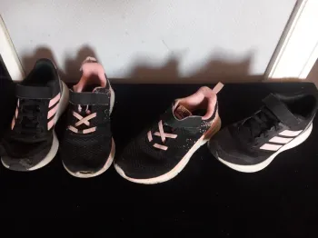 2 paires de chaussures noir et rose