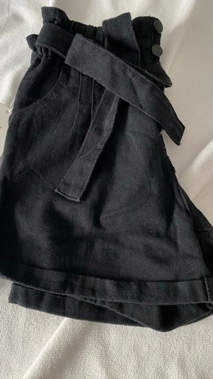 short noir neuf taille haute avec ceinture à nouer