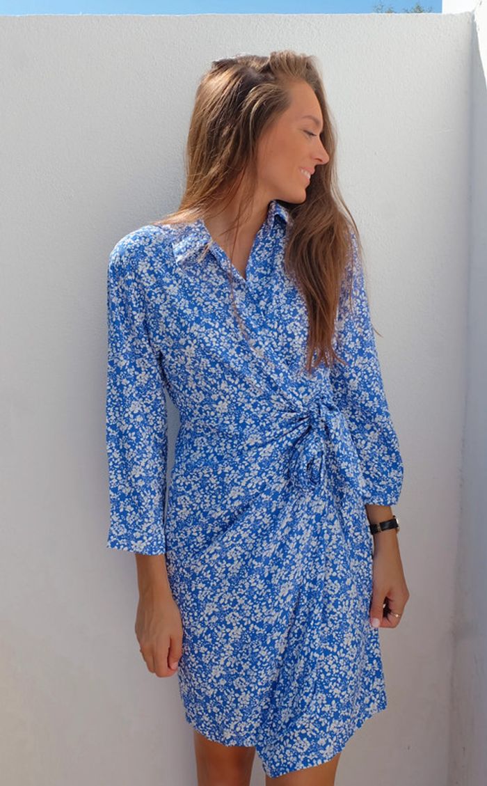 🌟 Robe manches longues bleu marine et blanche à fleurs à nouer - photo numéro 4