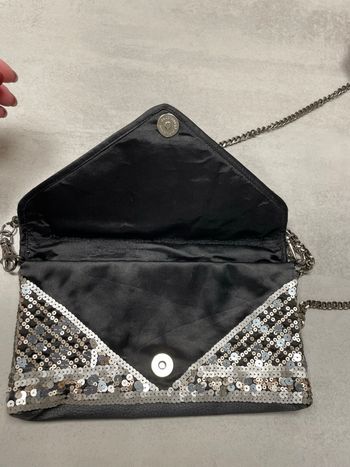 Très belle, pochette argentée et doré. Idéal pour fêtes de fin d’année.