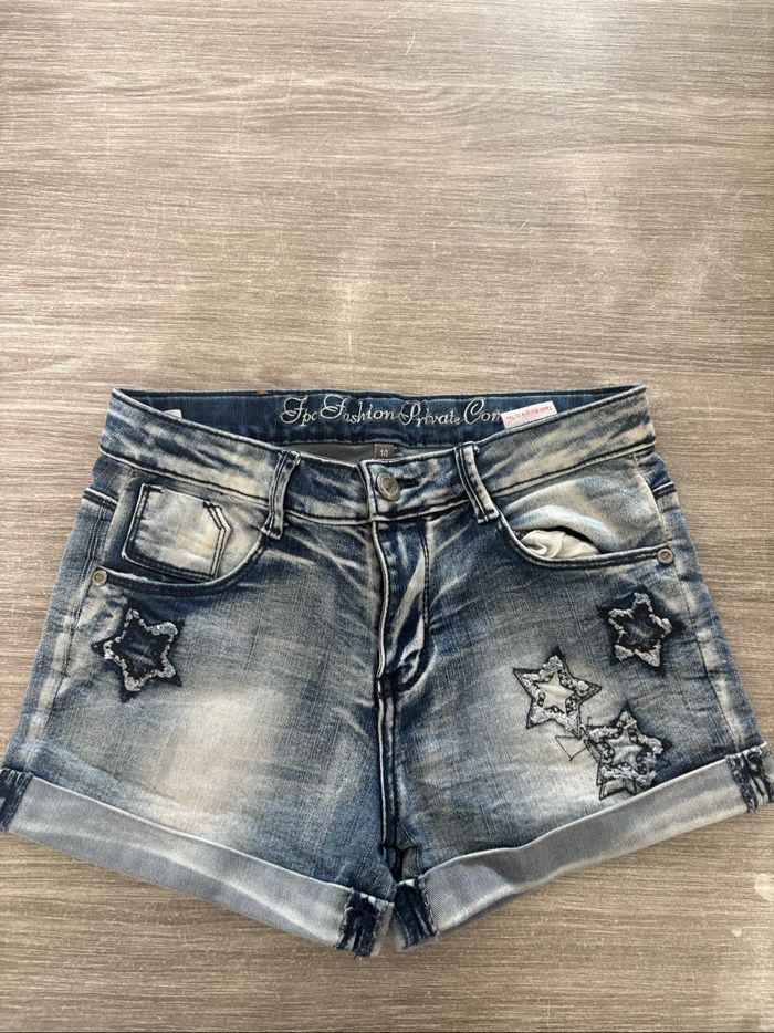 Short fille