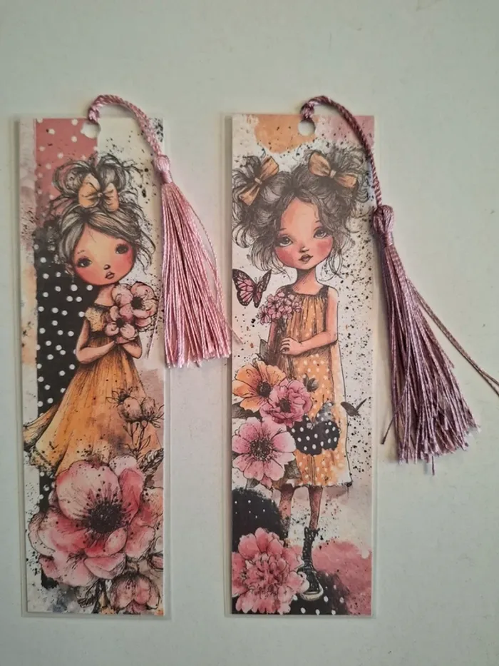 2 marque pages plastifiés, petites filles