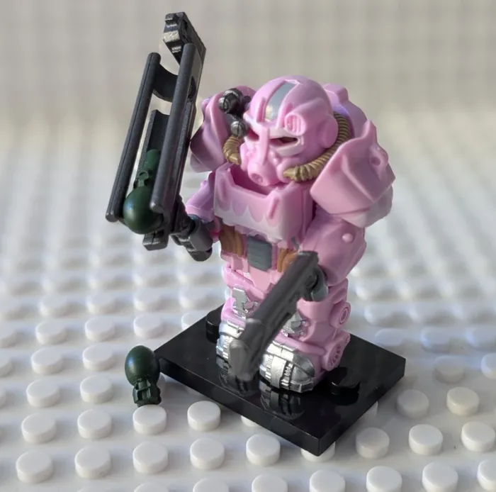 Figurine Fallout : Soldat en armure assistée T-60 rose, style lego