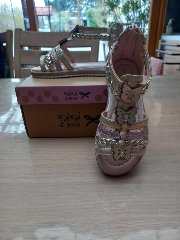 Sandalettes pointure 27🌺 - photo numéro 3