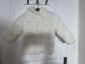 Manteau fausse fourrure avec capuche
