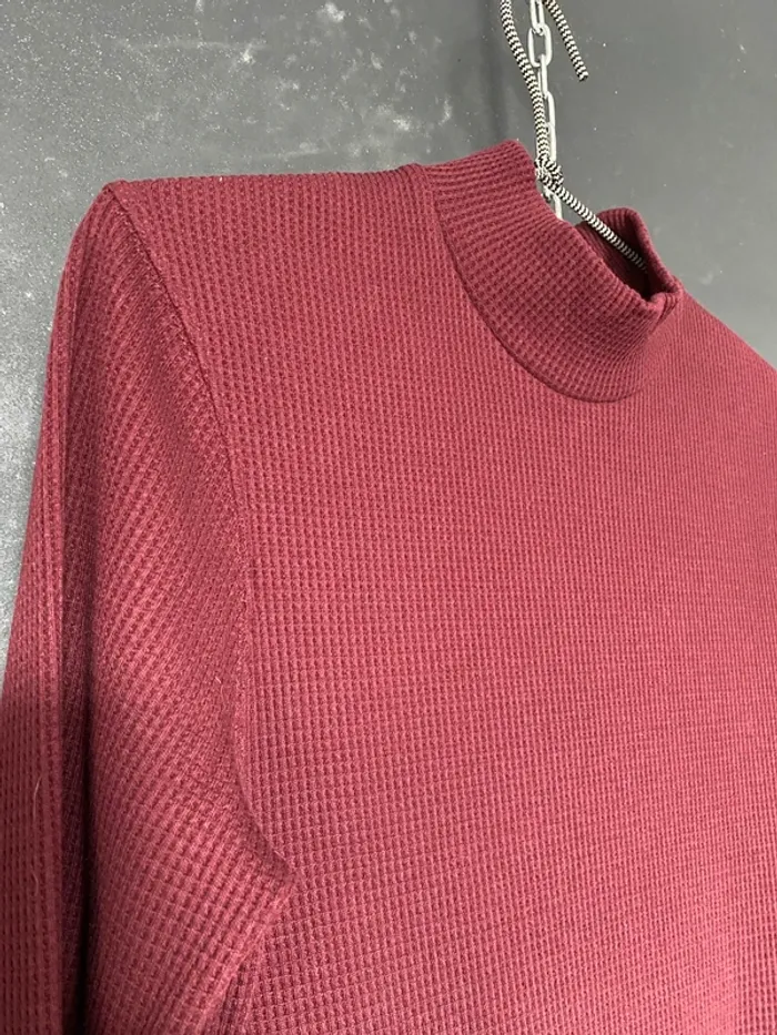 Haut col montant bordeaux trame style nid d’abeille