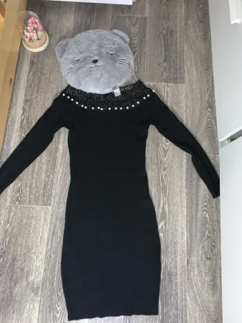 Robe noir à perle