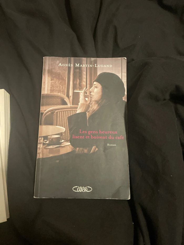 Les gens heureux lisent et boivent du café