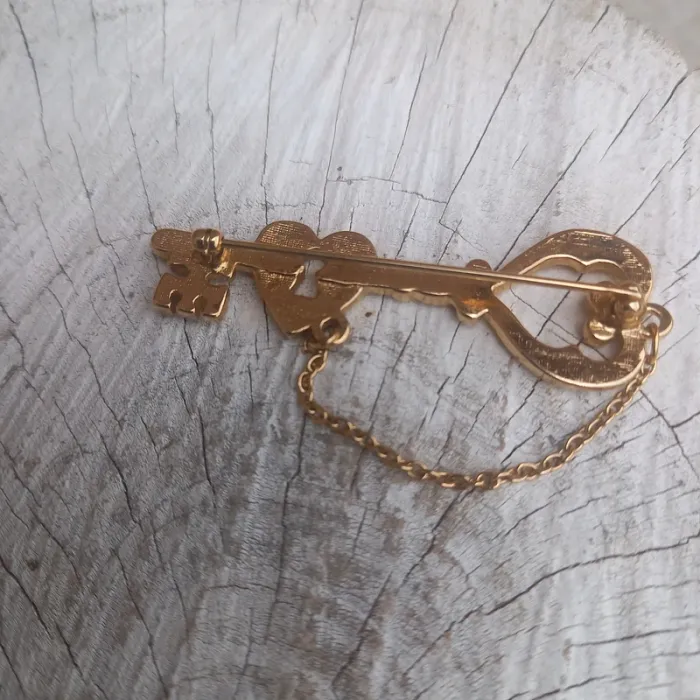 Broche vintage dorée clé - photo numéro 4