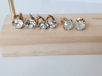 Lot boucles d’oreilles dorées à strass brillants tendance chic été