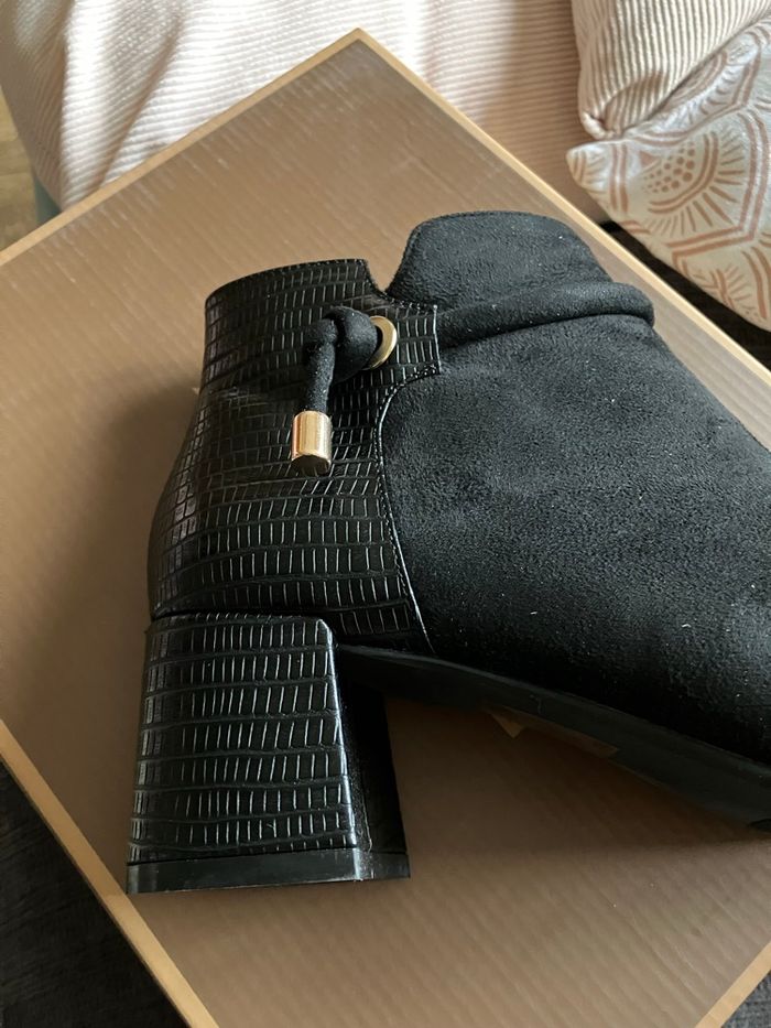 Belles bottines  noires jamais portées taille 39 - photo numéro 2