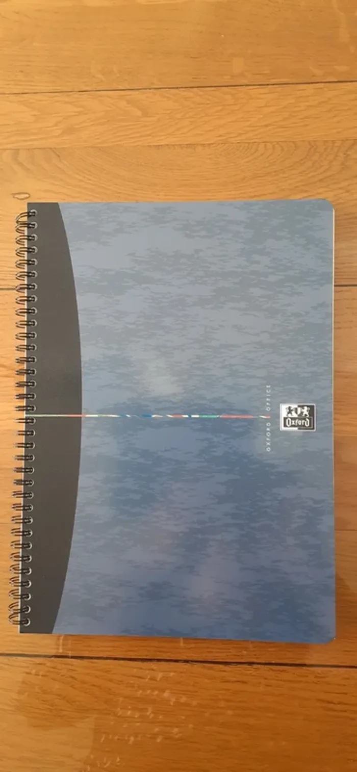 Cahier neuf avec petits carreaux