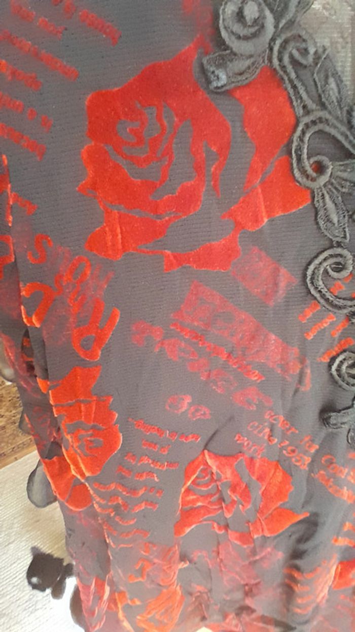 Haut femme rouge et noir, volants , taille 38/40 asymétrique - photo numéro 2