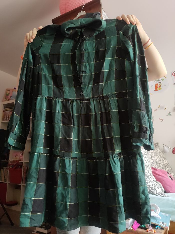 Robe  verte et noire avec fils dorés