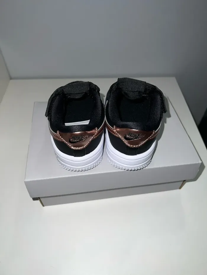 Basket Nike taille 21 unisex sans lacets - photo numéro 4