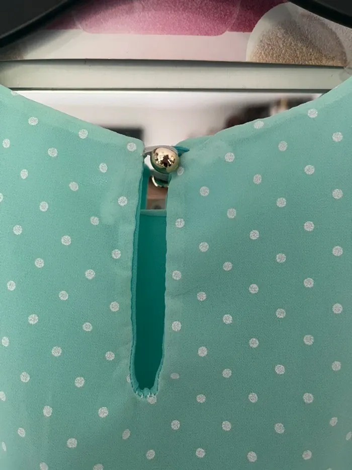 Crop top à volant turquoise avec des pois blancs - photo numéro 4