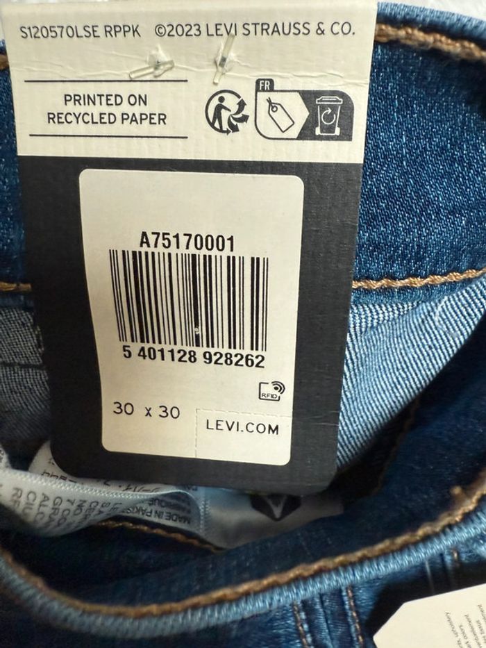 Jean Levi’s 724 Slim Straight – Taille 30/30 – Bleu classique – Neuf avec étiquette - photo numéro 17