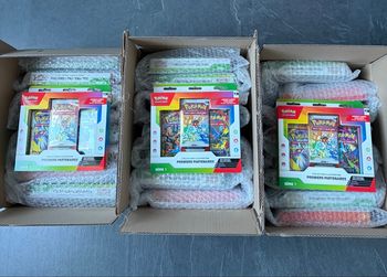 2 cases de 8 coffrets Pokémon partenaires série 1 