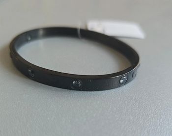 Bracelet jonc en acier inoxydable noir et strass noir